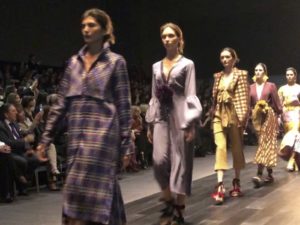 La crítica de #moda que se propone aquí es distinta al oficio del reportero que a veces puede tener una postura crítica